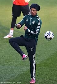 裘德·贝林厄姆：多么棒的大家庭，能与你们共事是我的荣幸兄弟。🤍 来源：REAL MADRID FANS裘德·贝林厄姆：多么棒的大家庭，能与你们共事是我的荣幸兄弟。🤍 来源：REAL MADRID FANS