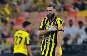 中国乒乓球队在关键战中被法国新星勒布伦逆转，展现技术与心理博弈，国乒面临严峻挑战。